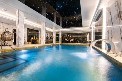 特兹萨茨Villa Vis a Vis的蓝色游泳池的酒店游泳池