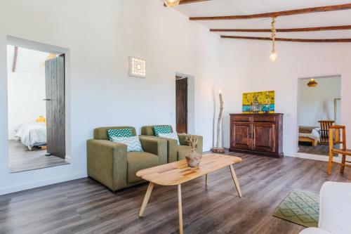 阿尔热祖尔Casa Alfambras - Holiday Cottage in Aljezur的客厅配有沙发和桌子