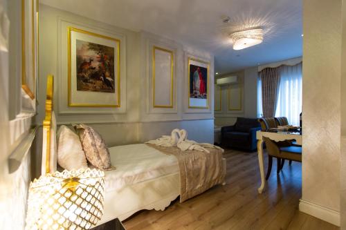伊斯坦布尔Sirkeci Ersu Hotel & SPA的一间卧室设有一张床和一间客厅。