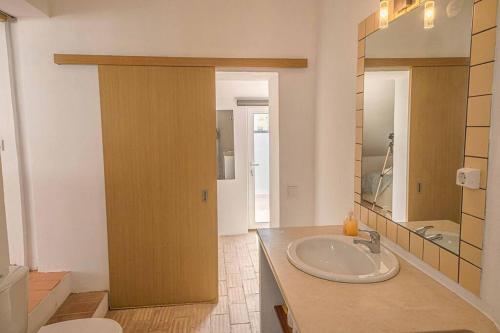 卡武埃鲁Colors Pool House的一间带水槽、卫生间和镜子的浴室