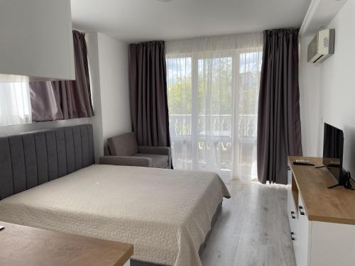 洛泽内茨Студио Симона 5 първа линия море的酒店客房设有床和窗户。