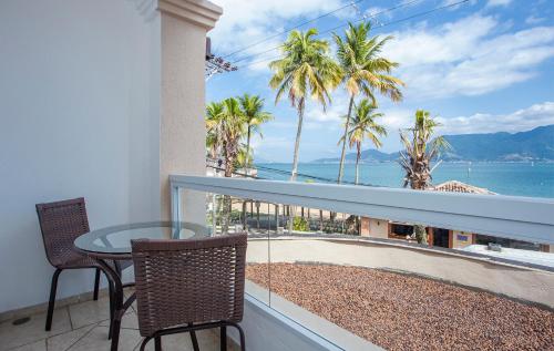 伊利亚贝拉梅塞德斯酒店的阳台配有桌椅,享有海景。