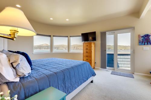 博德加湾Dreamy Sonoma Coast Home with Waterfront Views的一间卧室设有蓝色的床和窗户。