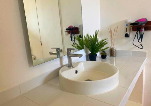 AcajutlaLas Veraneras Villas & Resort的浴室设有白色水槽和镜子