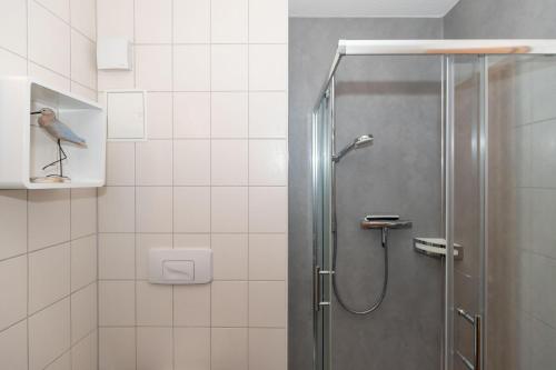 奥斯赛拜-屈隆斯博恩Yachthafenresidenz-Wohnung-8105-9733的墙上有鸟的淋浴的浴室