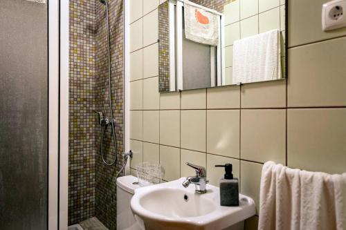 英雄港Casa Silveira Mar的一间带水槽、卫生间和镜子的浴室
