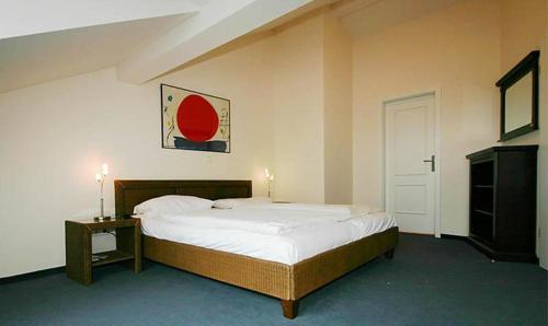 奥斯赛拜-屈隆斯博恩Residenz-Ostseestrand-Wohnung-29-393的卧室配有一张白色的大床和一张桌子