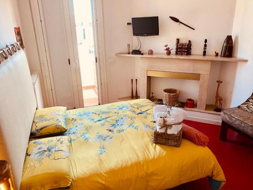 圣焦万尼泰亚蒂诺阿尔沃洛住宿加早餐旅馆的一间卧室,配有一张黄色的床,篮子里装着泰迪熊