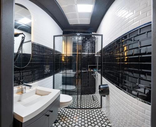 伊斯坦布尔İstanbul Paradise Hotel的带淋浴、盥洗盆和卫生间的浴室