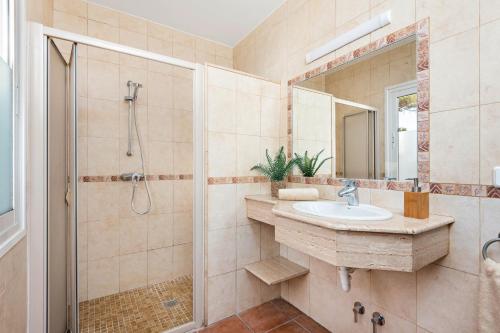 费雷列斯Villa Olives by Villa Plus的一间带水槽和淋浴的浴室