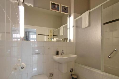 奥斯赛拜-屈隆斯博恩Residenz-Ostseewind-Wohnung-15-9732的一间带水槽、卫生间和镜子的浴室