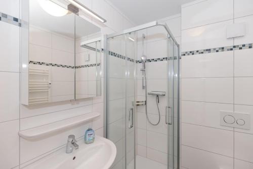 奥斯赛拜-屈隆斯博恩Yachthafenresidenz-Wohnung-5103-807的带淋浴和盥洗盆的白色浴室