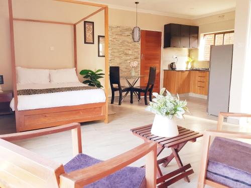 LimbeChinyonga Guesthouse的一间卧室设有一张床和一间客厅。