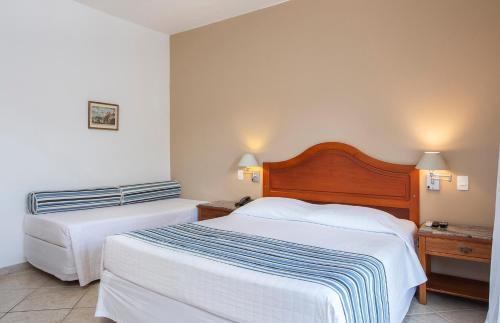 伊利亚贝拉梅塞德斯酒店的酒店客房设有两张床和两盏灯。