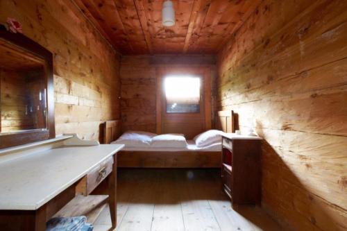 金兹灵Grawandhütte的小木屋内的一个床位