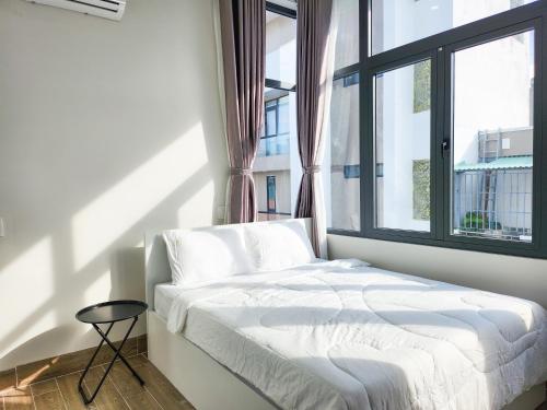 头顿An Home - Phòng đơn ngay bãi sau Vũng Tàu的一张位于带大窗户的房间内的床铺