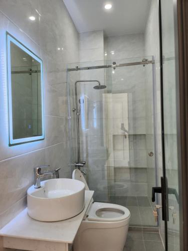 头顿An Home - Phòng đơn ngay bãi sau Vũng Tàu的浴室配有卫生间、盥洗盆和淋浴。