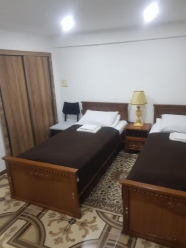 巴库тихий дворик的酒店客房,配有两张床和椅子