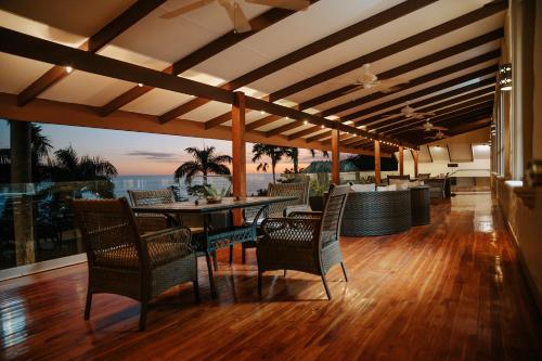 曼努埃尔安东尼奥Parador Nature Resort and Spa的一间带桌椅的海景用餐室