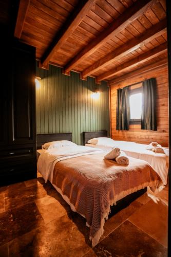 萨潘贾MİNNA BUTİK EV的一间卧室设有两张床和窗户。