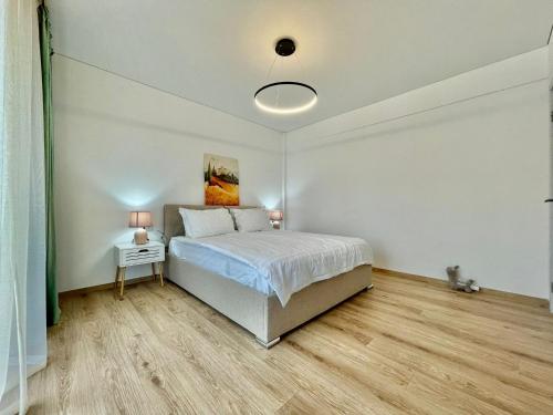 奥托佩尼Residence Odaile #1的一间卧室配有一张床和一张带两盏灯的桌子。