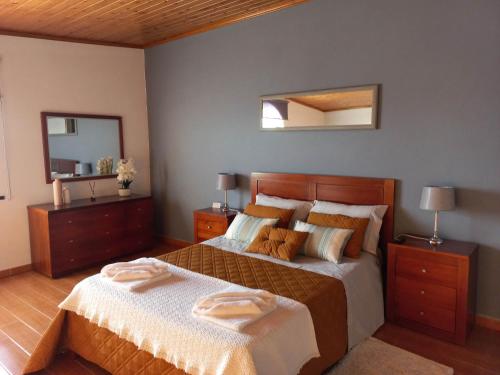 QueimadaQuinta dos Dragoeiros - RRAL Nº3452的一间卧室配有一张床,上面有两条毛巾