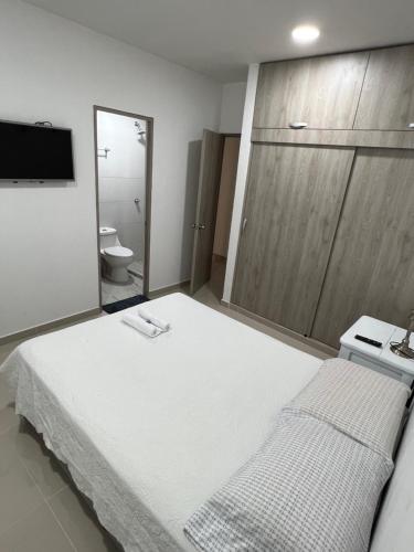 蒙特里亚Lujoso apartamento central的一间带白色大床的卧室和一间浴室