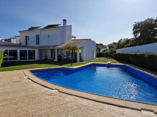 塞辛布拉Villa Armanbel的一座房子的院子内的游泳池