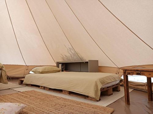 利吉亚Meltheane的帐篷内一间卧室,配有一张床