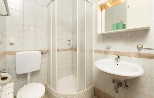 卡尼卡Amazing Apartment In Krnica With Wifi的浴室配有卫生间、盥洗盆和淋浴。