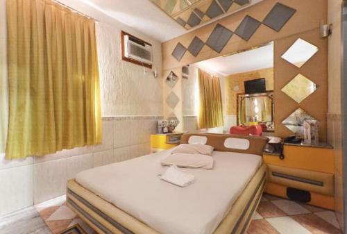 里约热内卢Shelton Hotel的一间卧室配有一张带镜子的大床