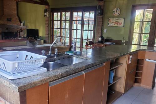 佩洛塔斯Casa ampla no Laranjal的厨房配有水槽和台面