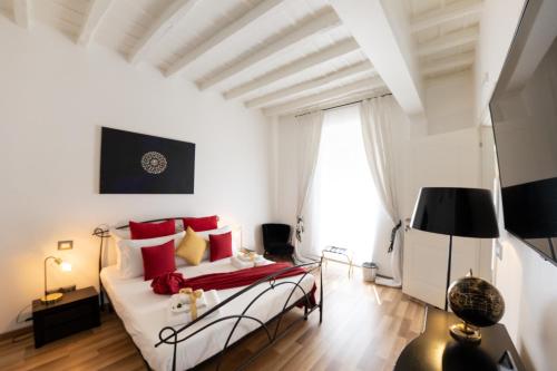 罗马Barcaccia Luxury Suites的客厅配有红色枕头的床