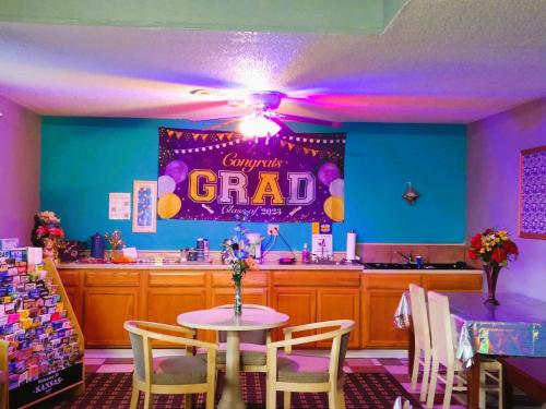 章克申城Grandview Plaza Inn的一间设有一张桌子和紫色格勒标志的用餐室
