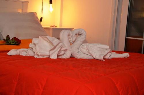 雅典Helen house的一组毛巾,放在床上