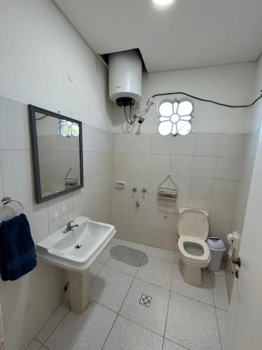 亚松森Departamento Completo, 3 habitaciones. Excelente ubicación的一间带水槽和卫生间的浴室