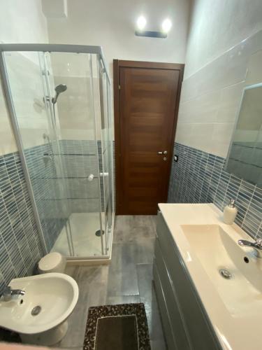 特乌拉达Wild sud Sardinia的一间带水槽、淋浴和卫生间的浴室