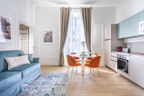 佛罗伦萨Florence Feel Apartment的客厅配有蓝色的沙发和桌子