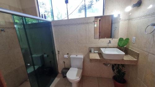 卡瓦坎特Chalé da Serra的浴室配有卫生间、盥洗盆和淋浴。
