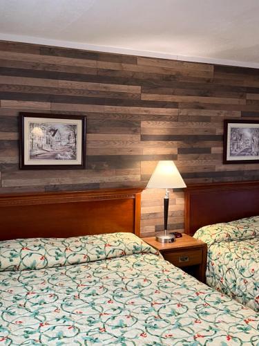 乔治湖乔治湖多瑞汽车旅馆的酒店客房,设有两张床和一盏灯