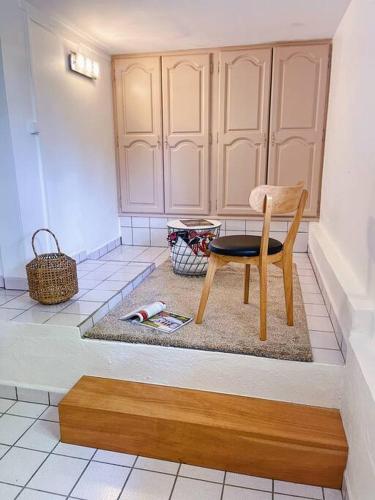 圣弗朗索瓦Villa le Cotonnier Lodge的一张木椅,坐在一个房间里地板上