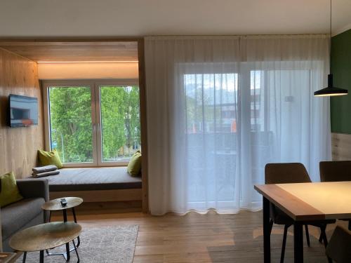 圣珀尔滕Livero Apartments的客厅设有床和大窗户