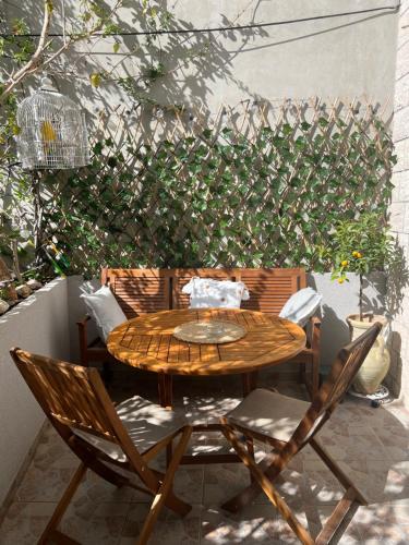 赫瓦尔Oleander Apartment & Room Centar的天井上的木桌和椅子