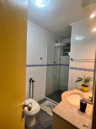 瓜鲁雅Nosso apê no Guarujá - Unidade Aquário的浴室配有卫生间、盥洗盆和淋浴。