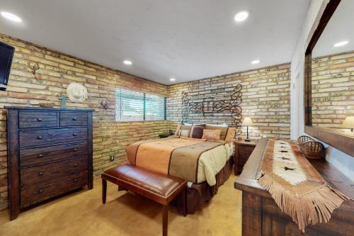 卡立佛里Tranquil Trail #8的一间卧室设有一张床和砖墙