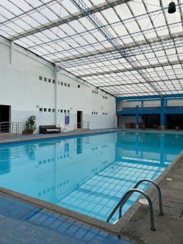 基多Chaupimundo Lodge的一个带天花板的大型游泳池