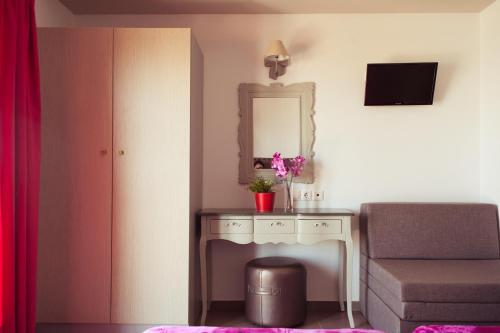 欧拉努波利斯Emmeleia Accommodation by Maria Riga的配有一张带镜子和椅子的桌子的房间