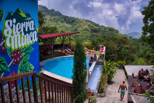 米卡Hostal Sierra Minca的山地度假村的游泳池