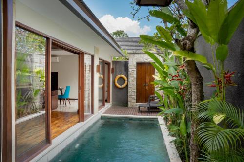 坎古Sanata Luxury Villa的一座房子后院的室内游泳池