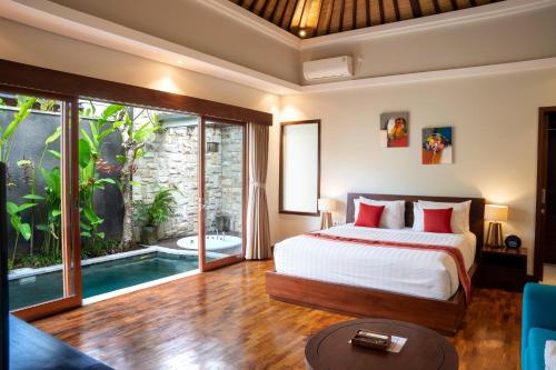 坎古Sanata Luxury Villa的一间卧室设有一张床和一个游泳池